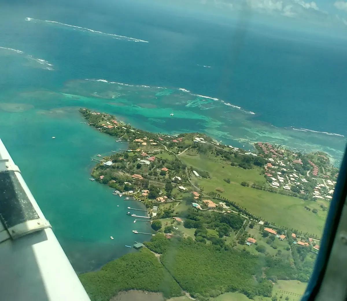 Presqu'île et récifs turquoise survolés en ULM