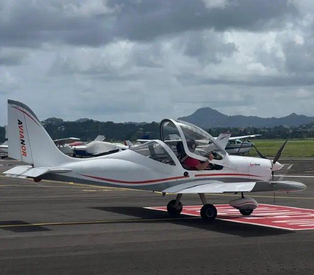 L'ULM prêt au décollage sur le tarmac