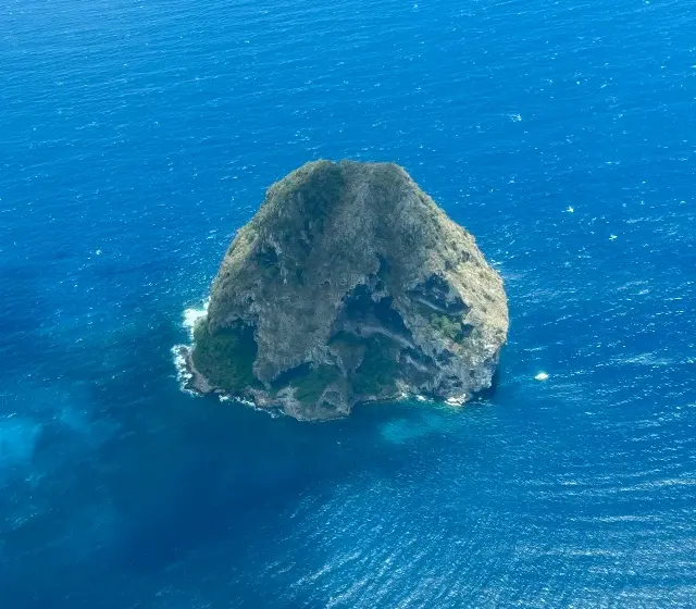Le Rocher du Diamant cerné par le bleu profond