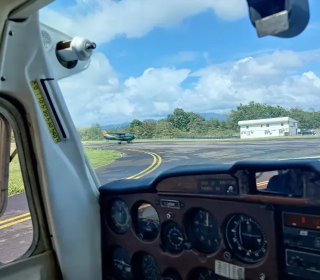 Aux commandes, la piste vue depuis le cockpit