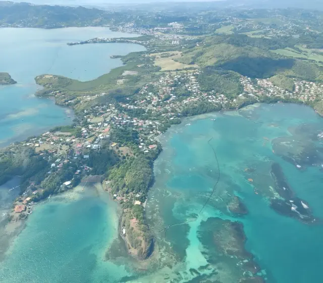 Lagons turquoise et presqu'îles vus du ciel