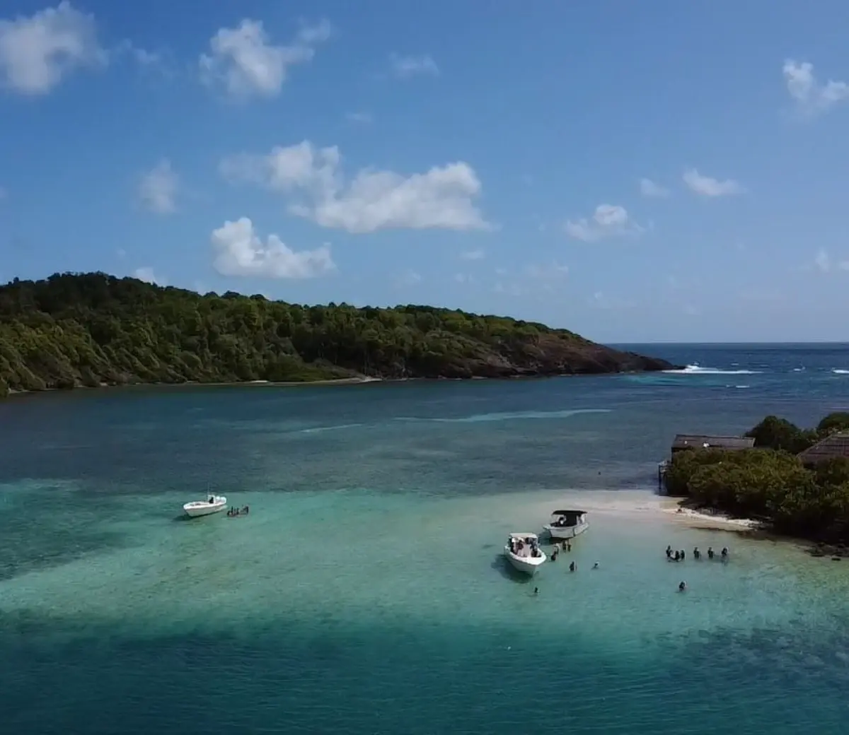 Fonds blancs et bateaux mouillés au cœur de la Baie du Robert