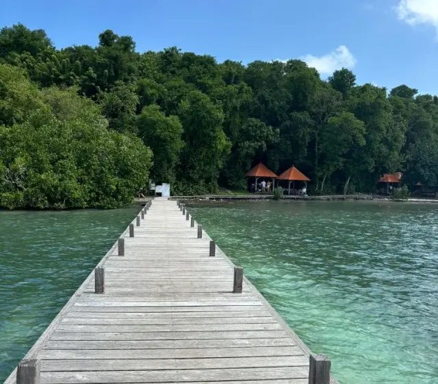 Le ponton de l'îlet Madame baigné d'eaux turquoise