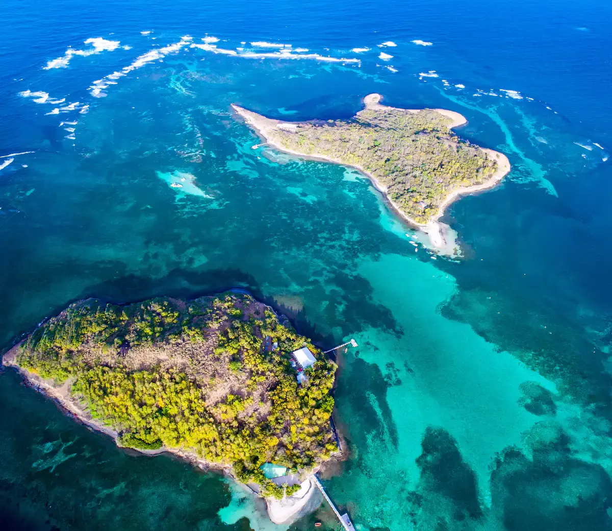 Vue aérienne des îlets Oscar et Thierry et du haut-fond de sable clair qui les sépare